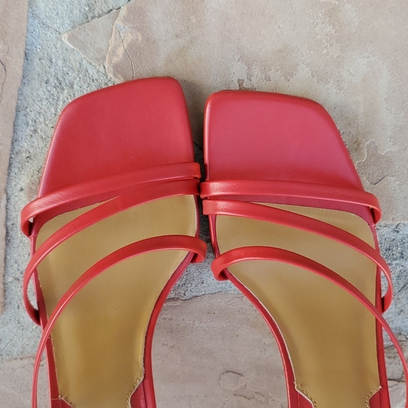 Red Square Toe Heel - Picture 2 of 4